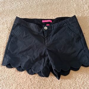 Lilly Pulitzer Black buttercup scallop shorts, size 6
